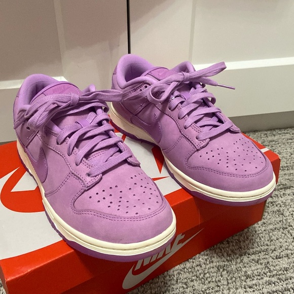 Women’s Nike - Picture 2 of 6